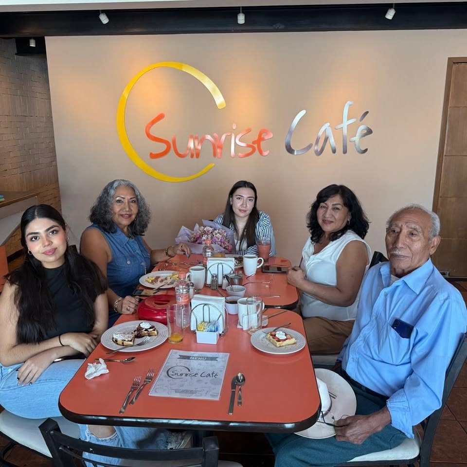 Familias disfrutando en Sunrise Café